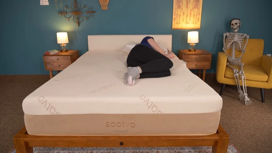 Julia, of Sleep Advisor, testing the Contour5 for side sleepers