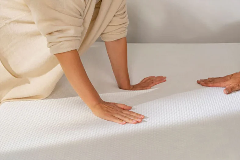 Emma CliMax Mattress Review 7 two persons are pressing Emma CliMax mattress