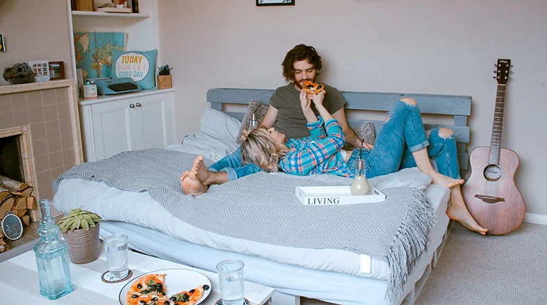 How to Make Your Bed the Right Way - 8 Simple Steps 5 couple is sharing pizza on the bed